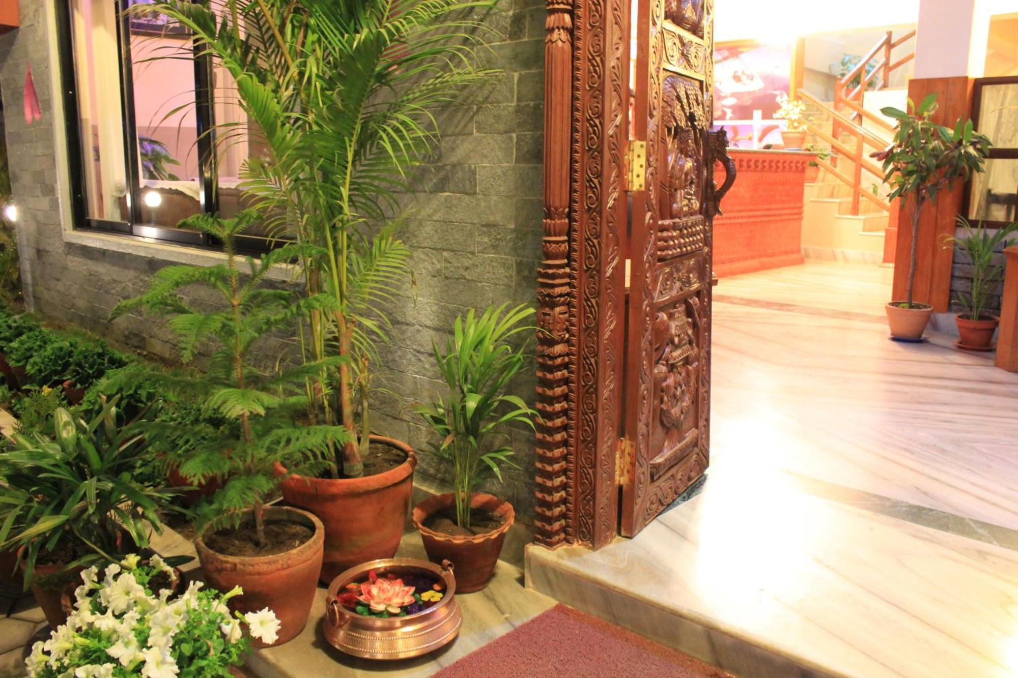 Hotel Orchid Pokhara Esterno foto