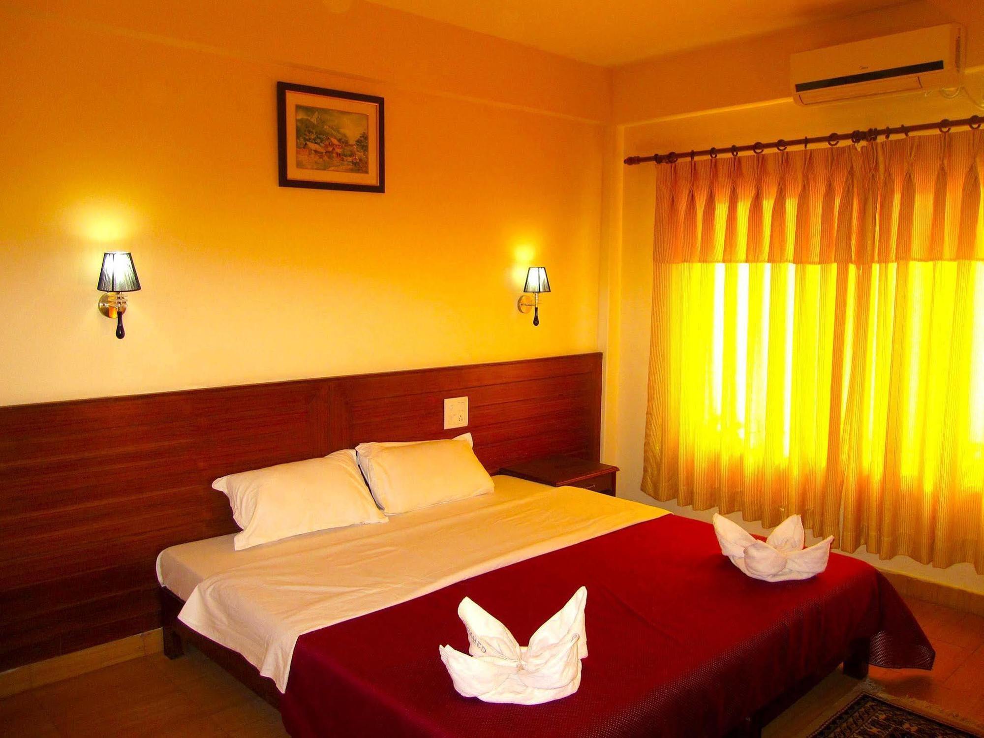 Hotel Orchid Pokhara Esterno foto
